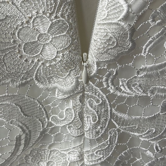 Wedding dress - Picture 15 of 16